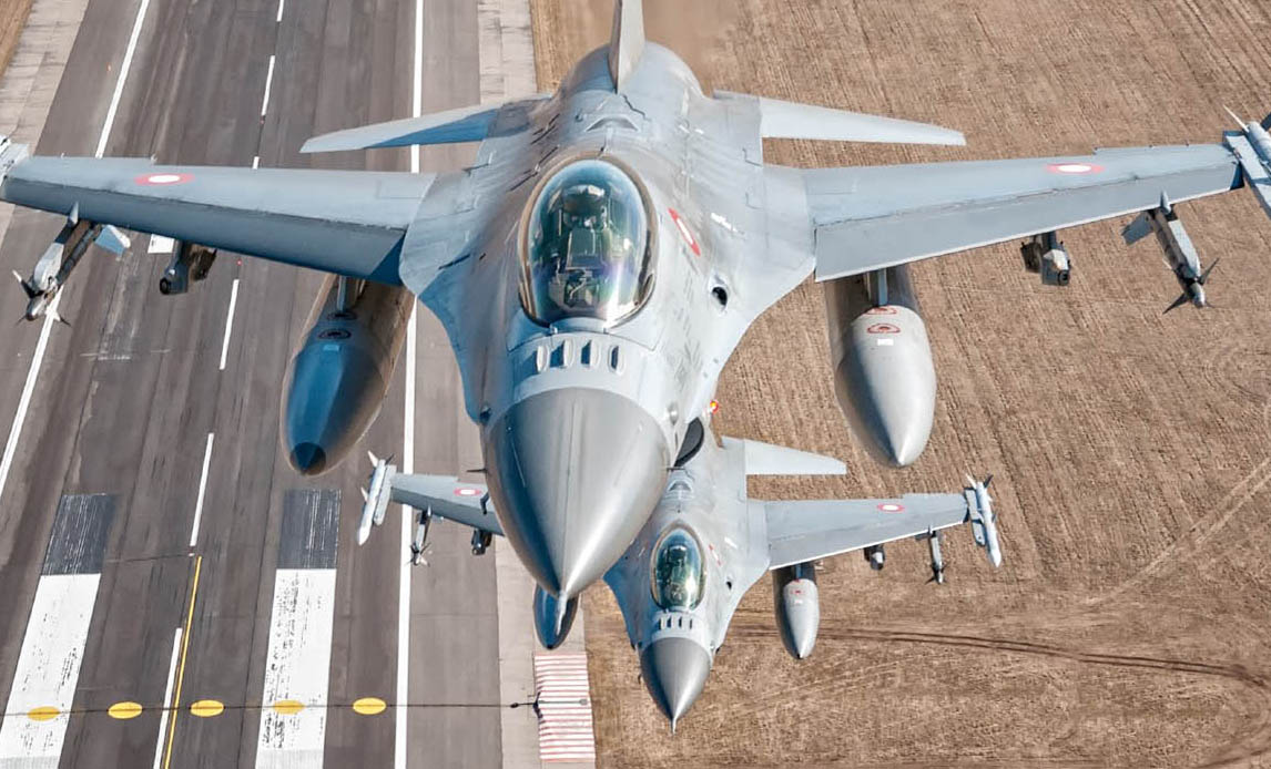 Dansk F-16 Fighting Falcon med base i Siaullai i Litauen i luften for at være afvisningsberedskab i det baltiske område.