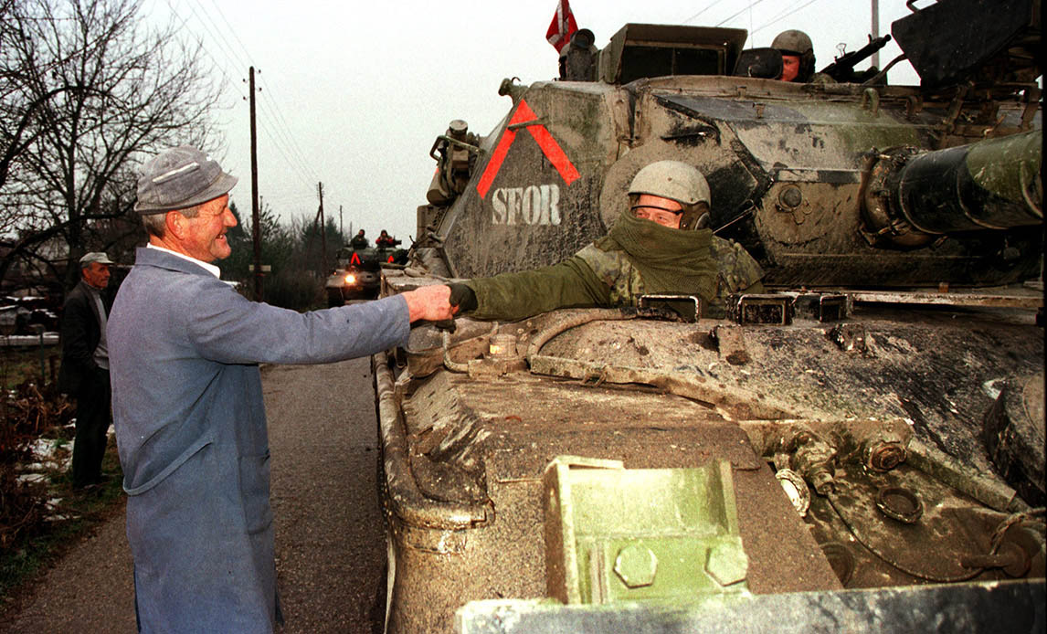 Danske soldater udsendt til Stabilization Force (SFOR) i Bosnien i 1998. At skabe fred i Bosnien var en af NATO's første store internationale opgaver.