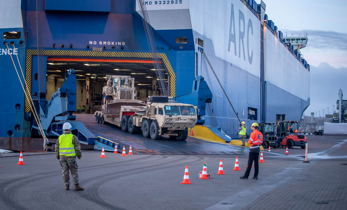 Amerikanske køretøjer bliver lodset i Aarhus havn.