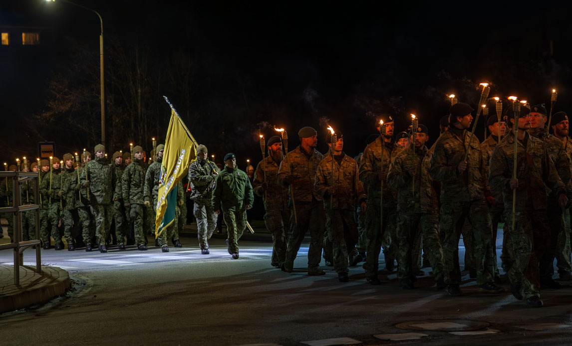 Danske soldater deltager i fakkeloptog til Lāčplēsis dagen. Foto: