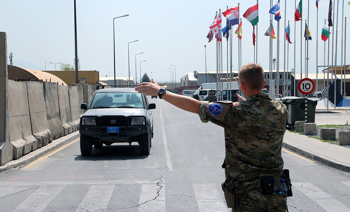 Soldat fra det danske militærpolitibidrag dirigerer trafikken i forbindelse med en større evakueringsøvelse i Hamid Karzai International Airport North.