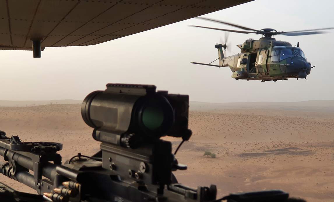 Dansk helikopter i Mali fotograferet over maskingeværet på den anden helikopter