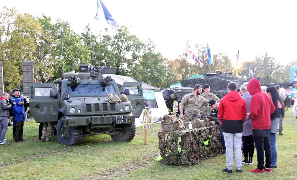 I weekenden lavede danske og britiske soldater en udstilling ved et stort motorshow i byen Tartu i den sydøstlige del af Estland.