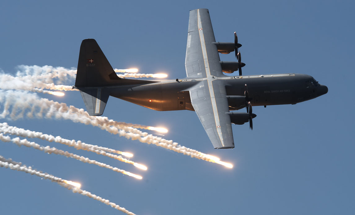 Hercules C-130j Transportfly udskyder Flares. Flares er beskyttelse mod missiler.