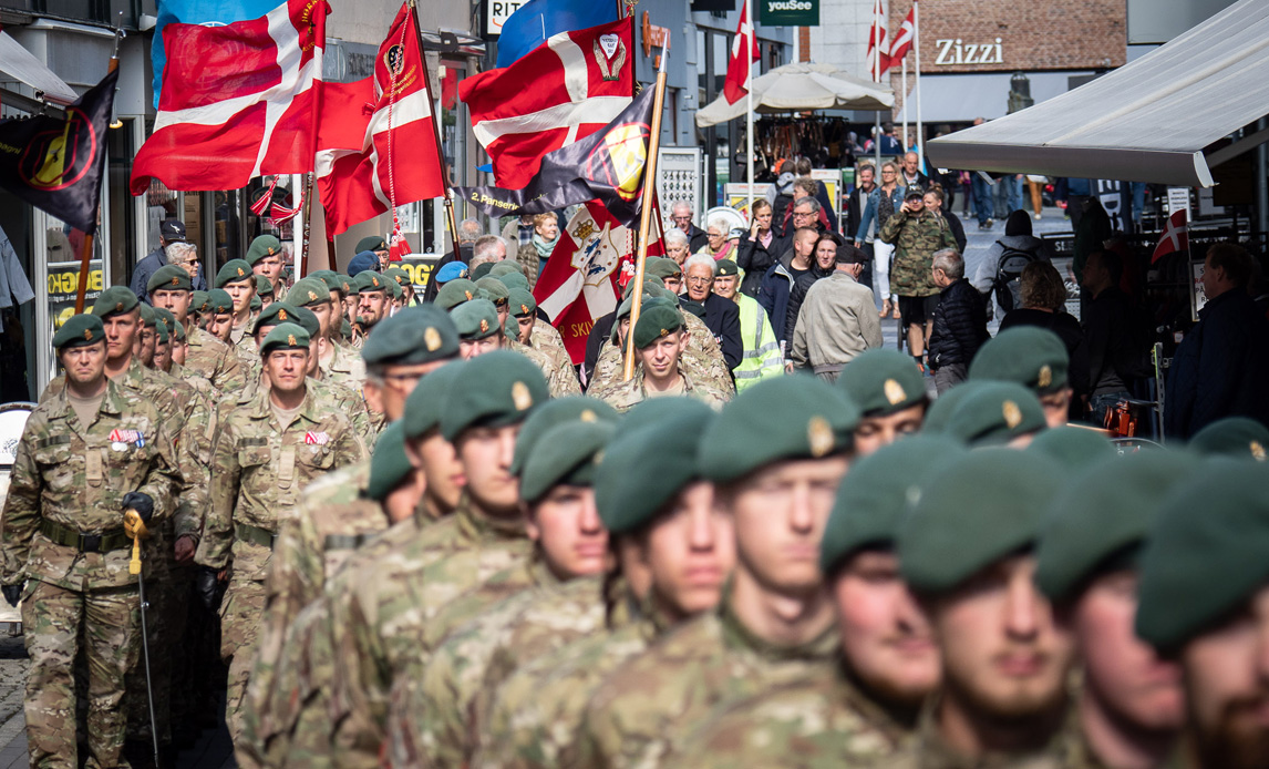 Soldater marchere gennem Skive på flagdagen i 2019.