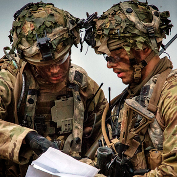 To soldater læser kort.