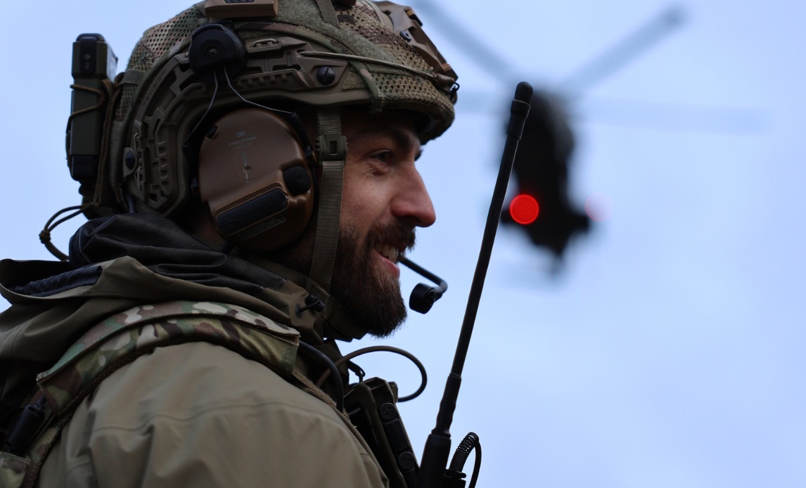 Joint Terminal Attack Controller (JTAC) er pilotens øjne på jorden. Her i forbindelse med skydning fra helikopter på Flyvestation Karup.