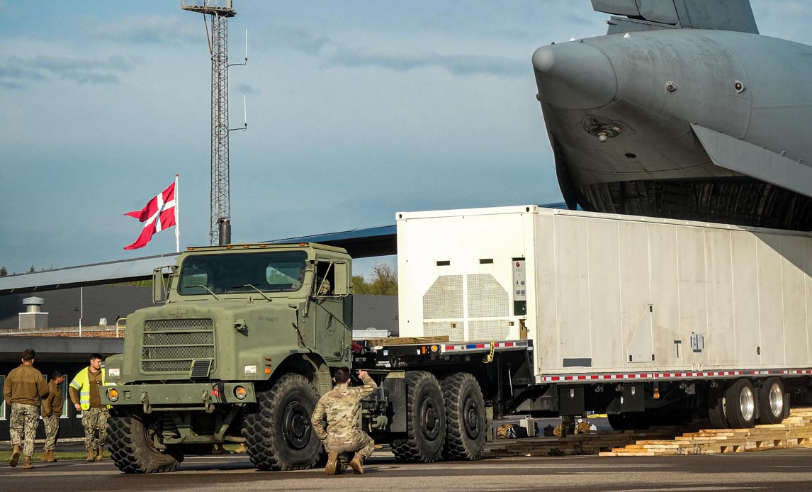 Den amerikanske Containerbaserede missilplatform ankommer til Bornholms Lufthavn. Det øger den amerikanske flådes fleksibilitet, at den udover skibsbårne missiler har mulighed for at opstille den containerbaserede missilplatform kan på land.