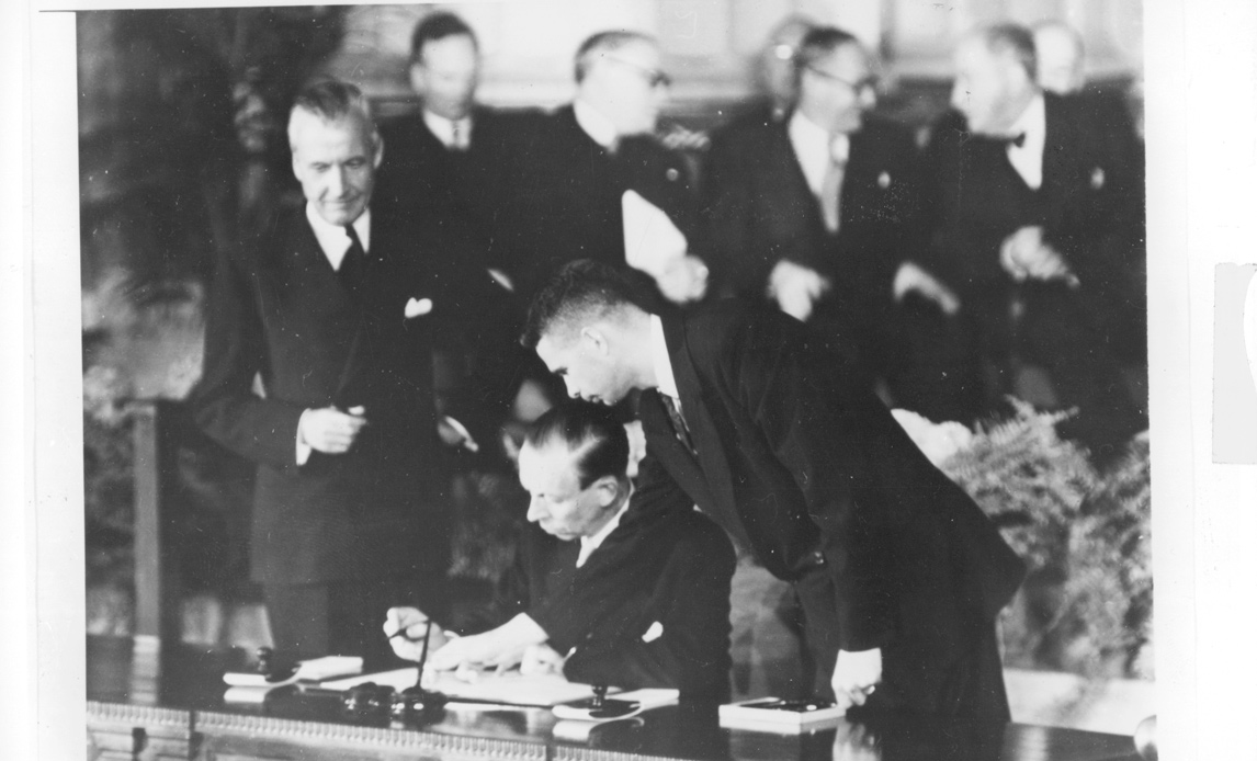 Udenrigsminister Gustav Rasmussen underskriver Atlantpagten den 4. april 1949.