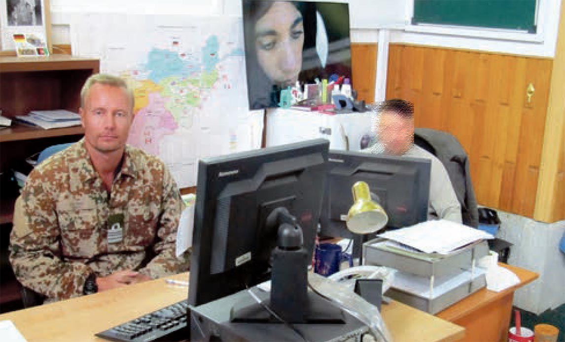 Dennis Armand Vad til venstre ved siden af sin assistent på sit kontor i FNs mission i Afghanistan – UANMA – hvor han var militær rådgiver. foto: Dennis Armand Vad/Forsvaret.