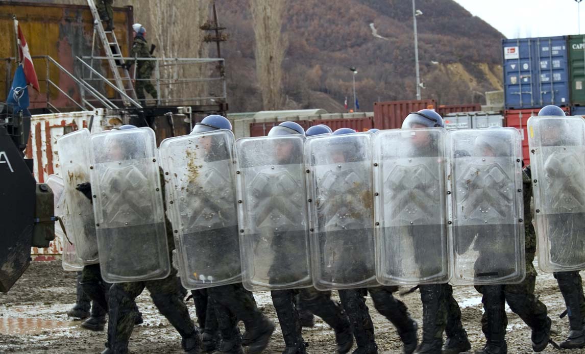 Danske soldater træner riot-control, hvis der på ny skulle bryde uroligheder ud mellem Kosovos forskellige befolkningsgrupper.