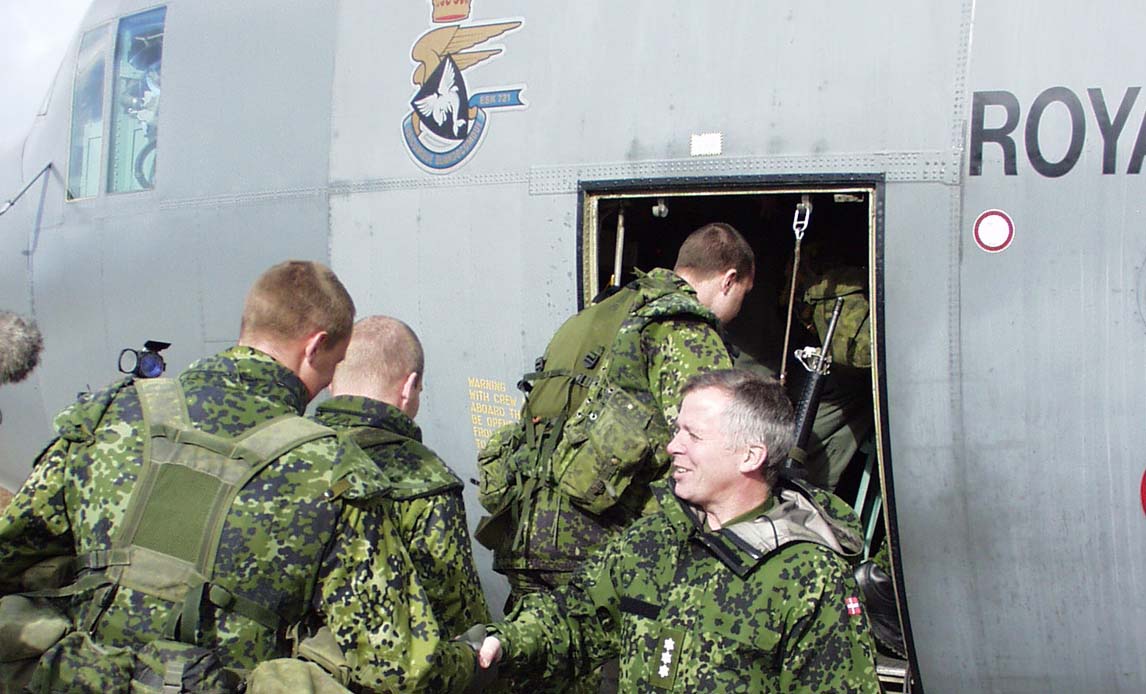 Danske soldater tager af sted til Kosovo fra Flyvestation karup, for at forstærke den danske KFOR styrke, der var hårdt presset pga. martsuroligheder ved Mitrovica. Foto fra 20. marts 2004. Dansk Herculesfly.