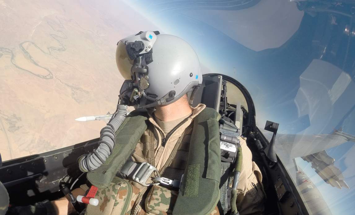 Dansk F-16 pilot over Irak. Foto taget på mission over Irak, mens danske F-16 Fighting Falcon var indsat til at bombe terrorbevægelsen ISIL, som en del af Operation Inherent Resolve.