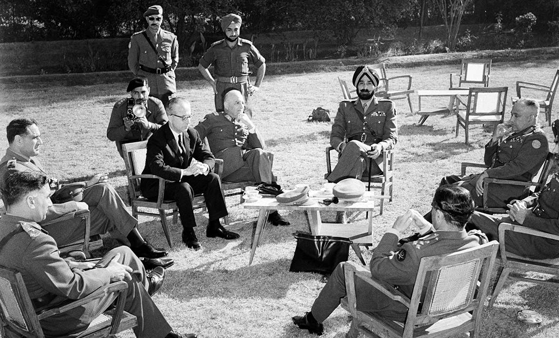 Møde mellem repræsentanter fra pakistansk og indisk militær under FNs ledelse. Mødet drejer sig om tilbagetrækkelse af militære styrker i henhold til de to landes aftale 8. november 1965.