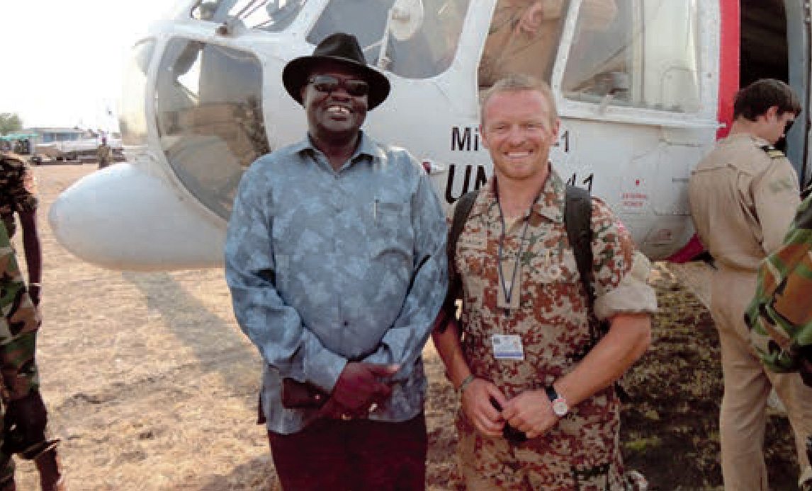 Jacob Palmer Bjerborg sammen med vicepræsidenten for Sydsudan, Rick Machiar, som skulle forsøge at mægle i stammekrig.