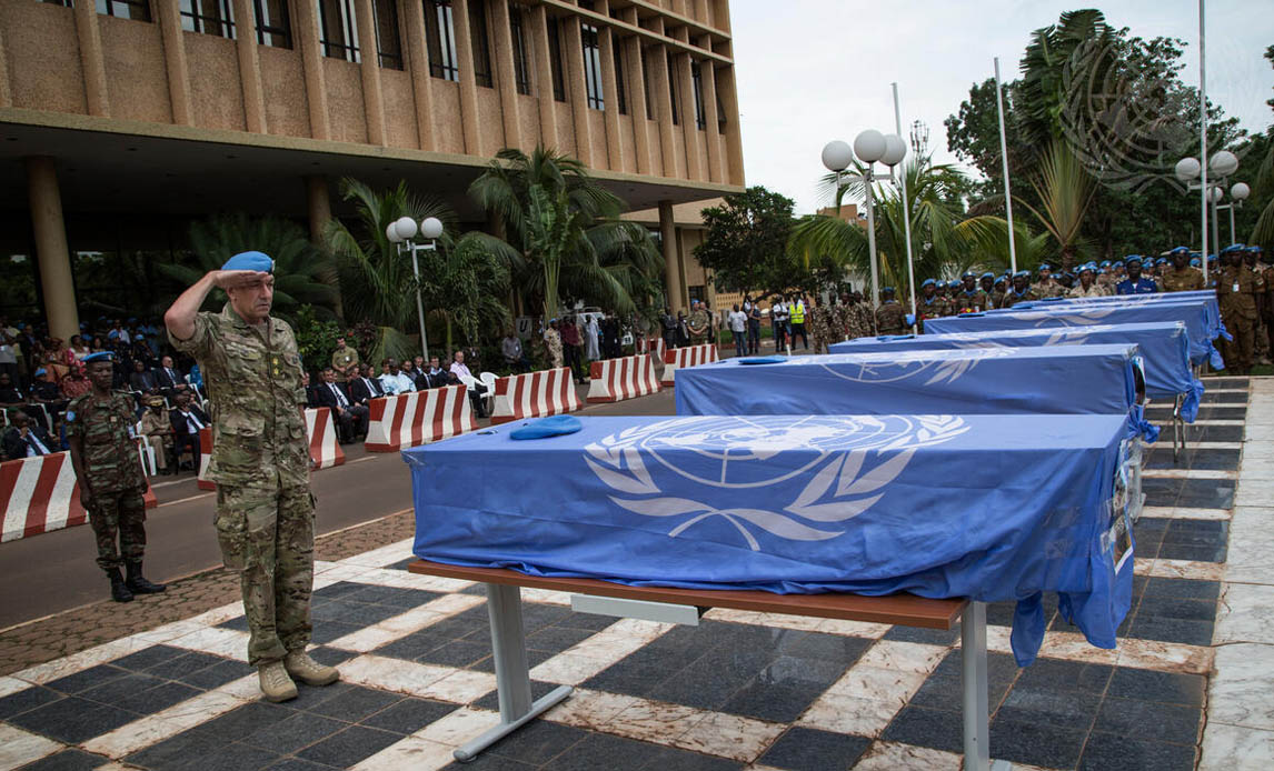 Generalmajor Michael Lollesgaard tager afsked med faldne FN-soldater i 2015.