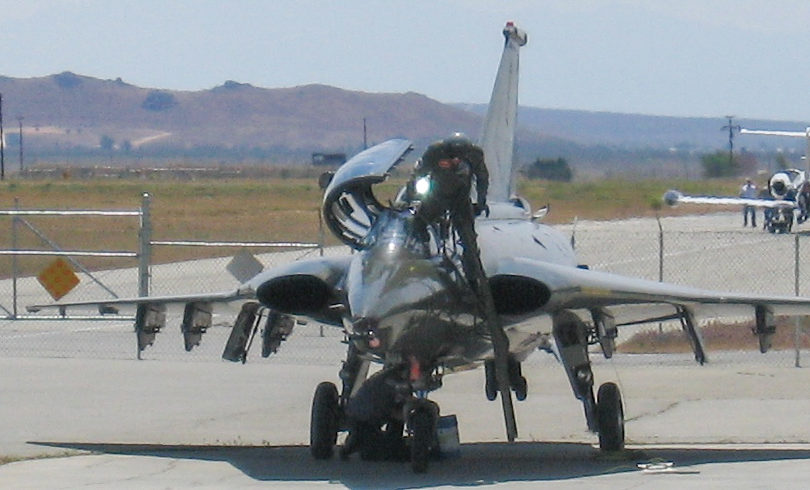 MON på vej ud af et Draken kampfly efter endt træning på testpilotskolen.