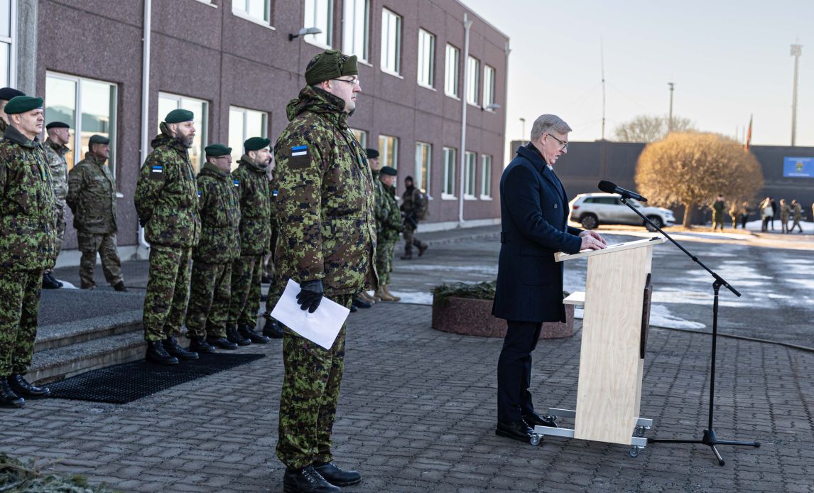 Estlands forsvarsminister Kalle Laanet taler ved kommandooverdragelsen i Tapa