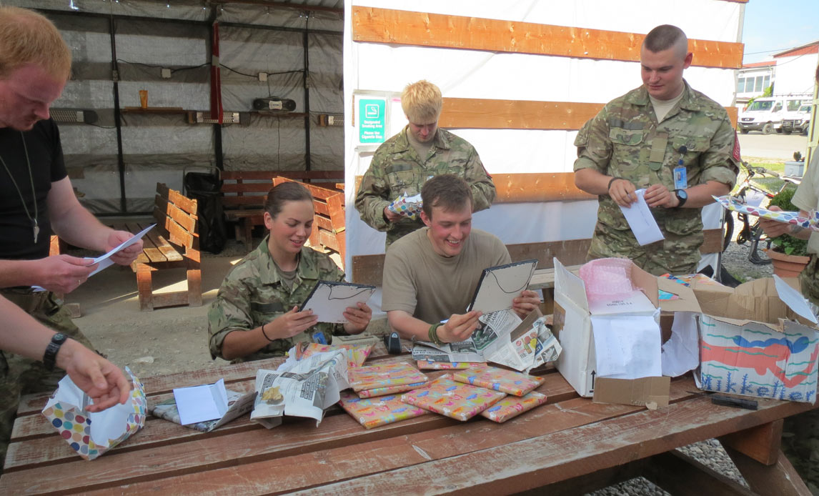 De danske soldater ved KFOR - NATO-styrken i Kosovo - modtager 18-åriges Stephanies gaver.