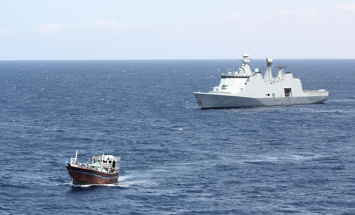 Støtteskibet Esbern Snare L17 jagter et skiff i Aden Bugten. Foto: Søværnet.