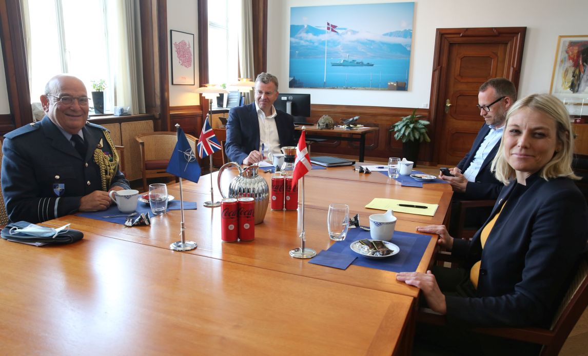 Sir Stuart Peach mødte forsvarsminister Tine Bramsen og departementschef Morten Bæk, samt ministeriets direktør for sikkerhedspolitik og operationer, Kasper Høeg-Jensen.