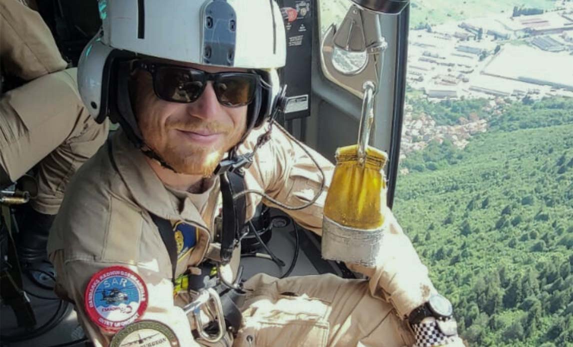 Helikopterlægen Jonathan på sin arbejdsplads i det bjergrige Bosnien-Hercegovina, hvor Danmark har haft sin debut som bidragsyder til EU's militære operationer. Foto: Jonathan/Forsvaret.