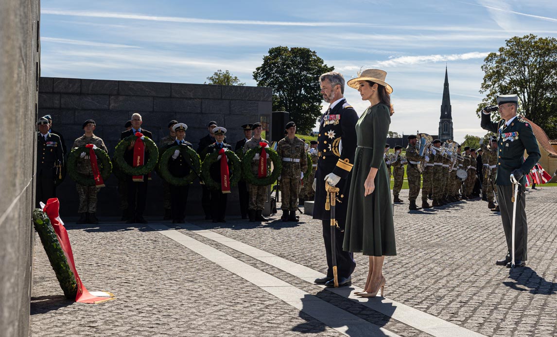 Kronprinsparret lægger krans ved Monumentet i Kastellet på flagdagen 2022.