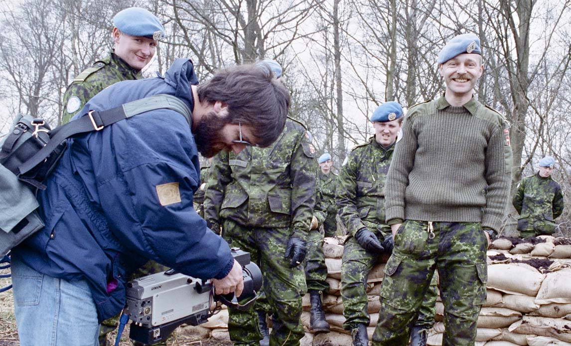 Soldater fra Bravokompagniet hold1, der skal udsendes til Kroatien, mens de forbereder sig i Danmark. Billederne er fra Høvelte 1992. Journalisten er Knud Mortensen fra Forsvarets TV.