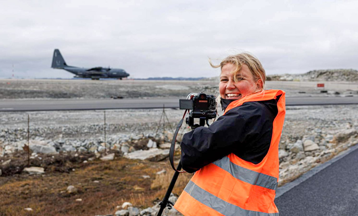 Fotograf fra Forsvaret tager billede af Hercules på Grønland.