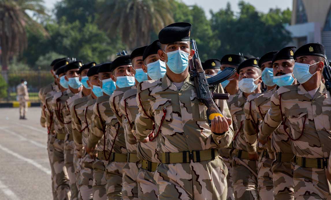 Irakiske soldater marcherer under parade