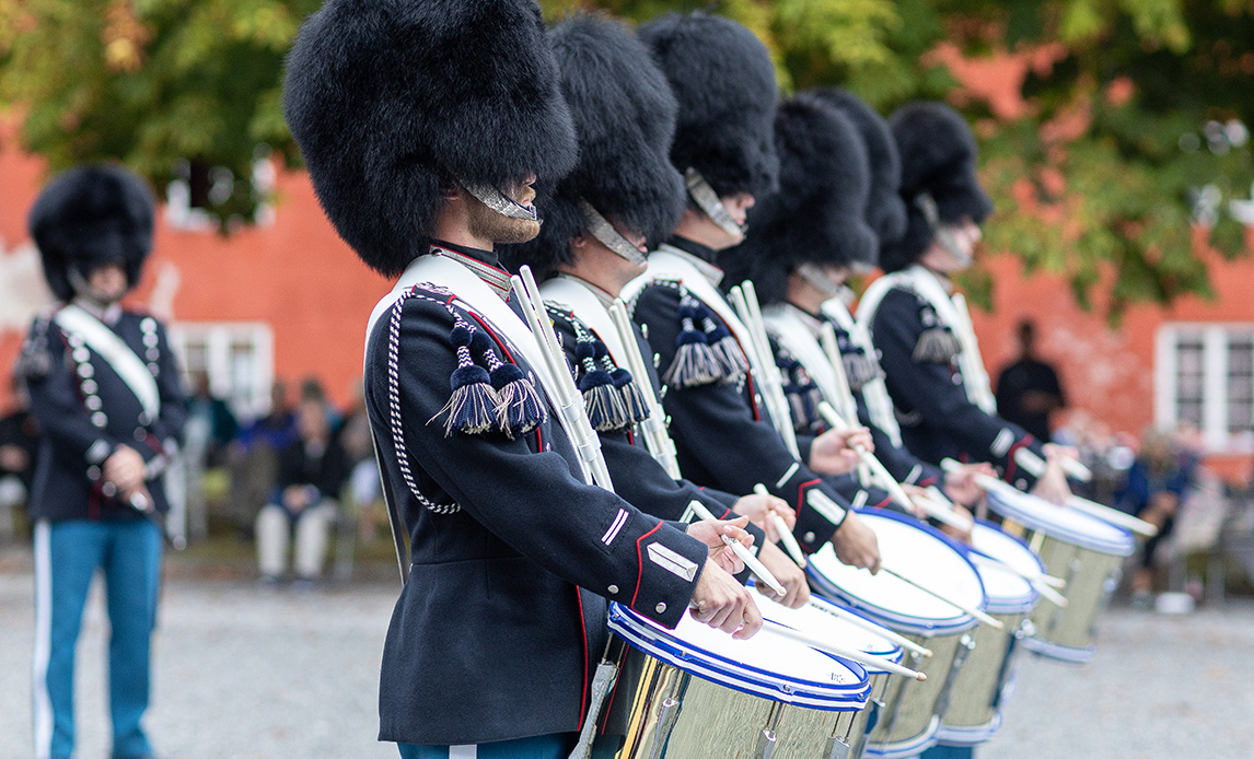 Livgardens Tambourkorps spiller koncert på kirkepladsen i Kastellet.