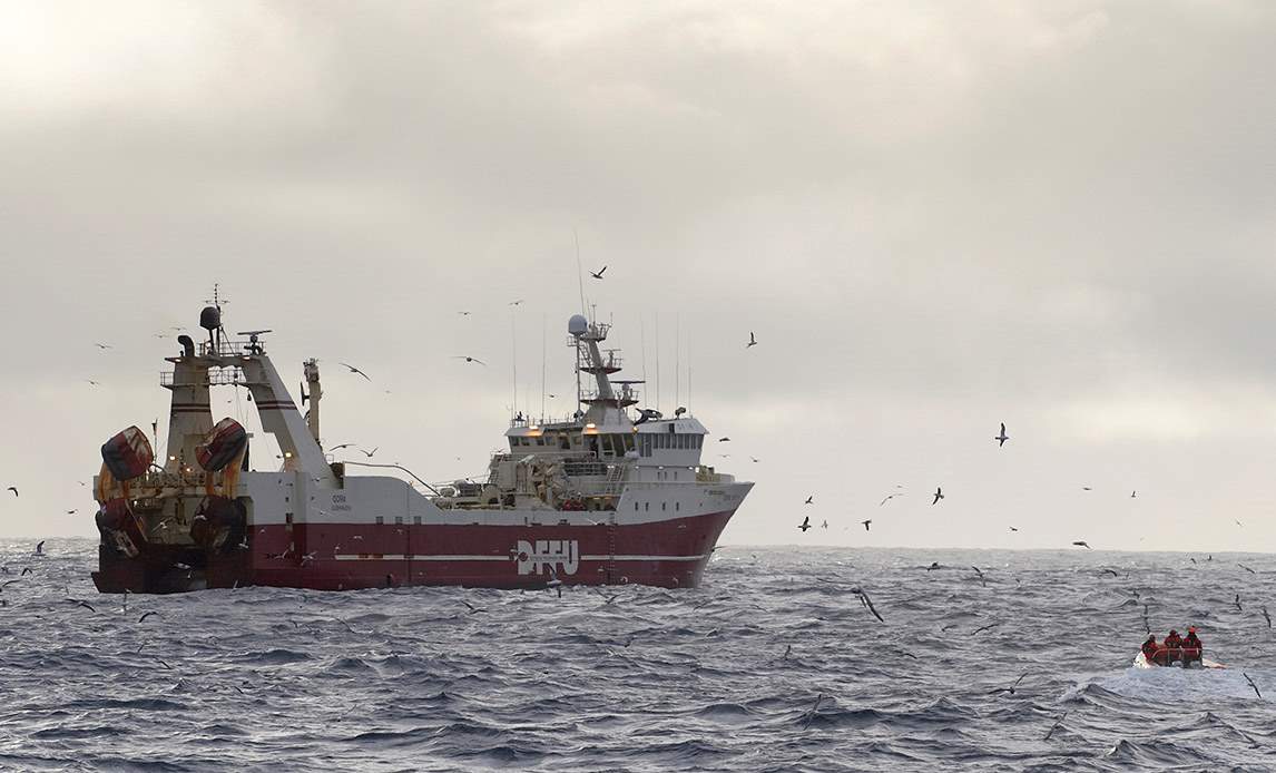 Fotos fra flyvevåbnets fototjeneste ombord på søværnets skibe i arktis i efteråret 2011.F360 Inspektionsskibet Hvidbjørnen på fiskeriinspektion i Nordatlanten. De inspicerer her en tysk fisker.