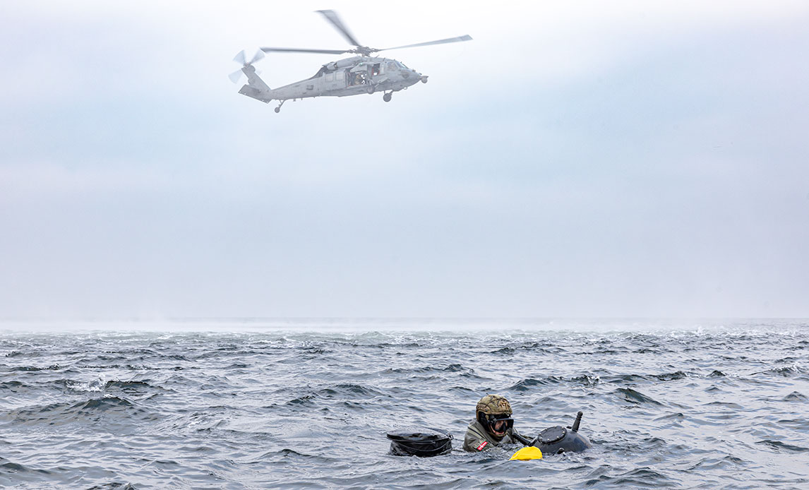 Amerikansk Seahawk-helikopter og dansk minedykker i samtræning.