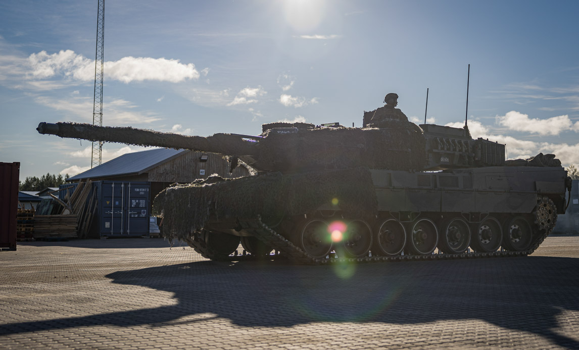 Kampvognen Leopard 2A7 holder klar til at køre ud af bagporten mod deres beredskabsområde, inden kampen går i gang.