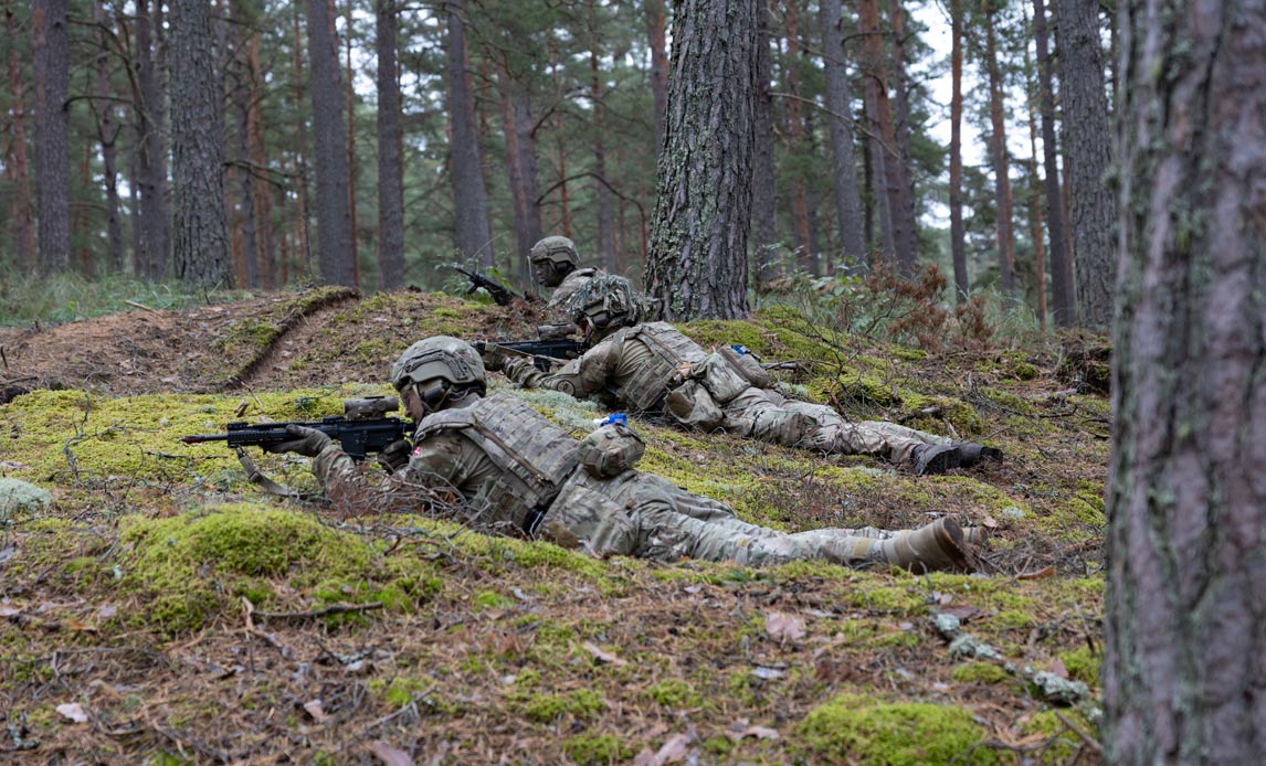 Danske soldater træner i skoven i  Letland