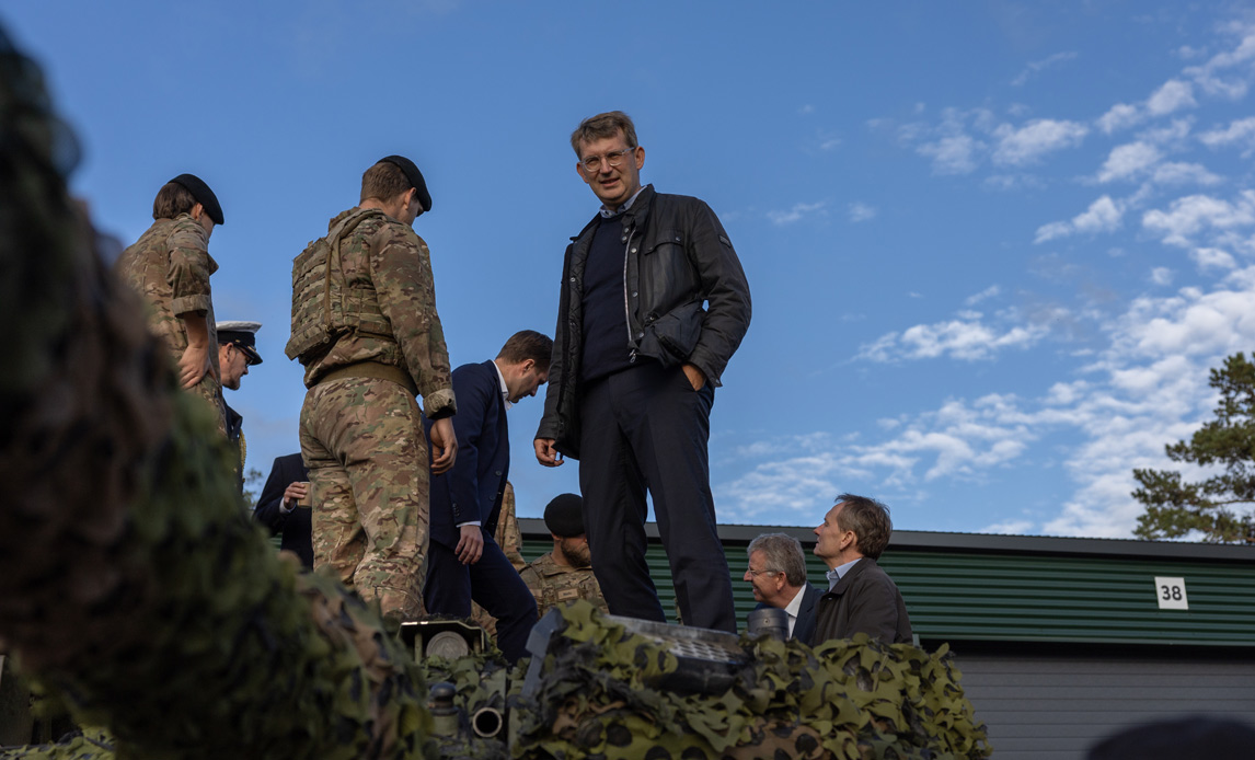 Forsvarsminister Troels Lund Poulsen på besøg hos soldaterne i Letland