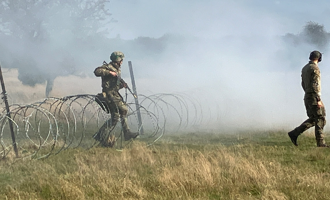 EN ukrainsk soldat gennembryder pigtråd under uddannelse i Storbritannien