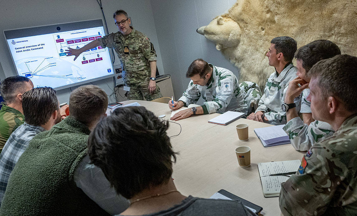 Officerer fra allierede nationer briefes i Arktisk Kommando.