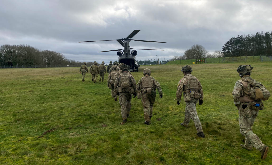 Soldater på vej mod helikopter