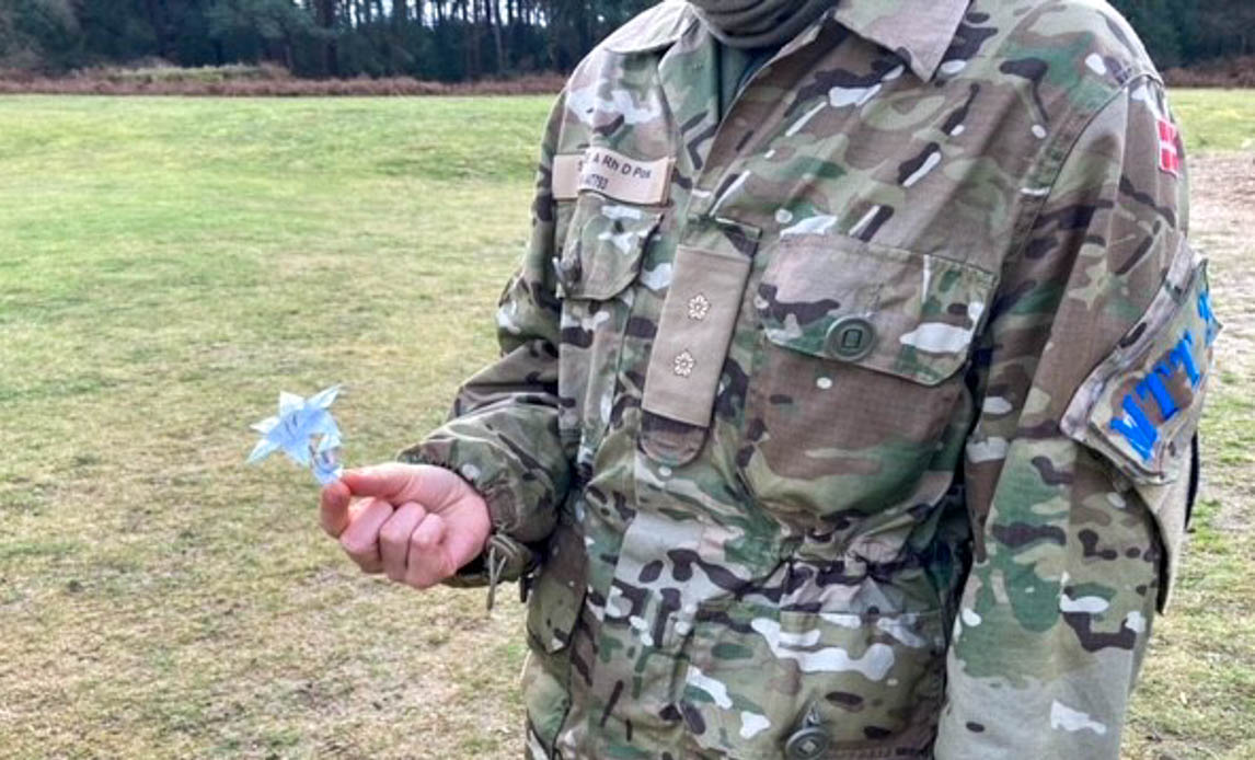 Soldat med blomst i hånden