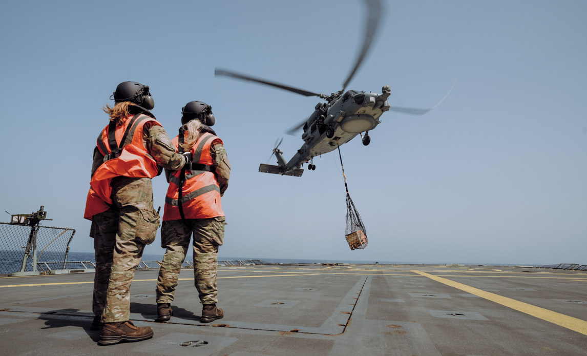 En såkaldt ”sling” monteres under helikopteren til transport at større mængder gods.