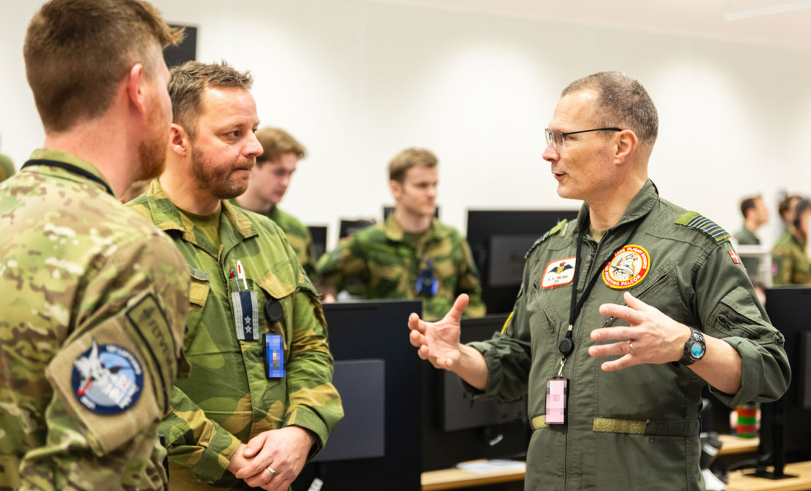 Stabschefen i det danske Flyvevåben hilser på egne og allierede operatører i det nye nordiske luftoperationscenter.