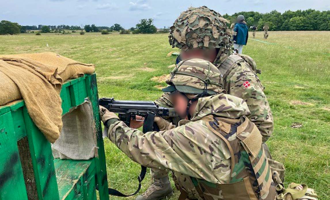 Ukrainske rekrutter på skydebanen i Storbritannien