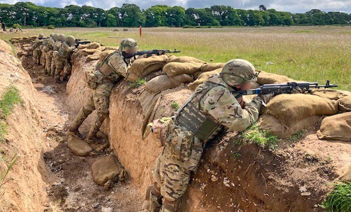 Ukrainske rekrutter på skydebanen i Storbritannien
