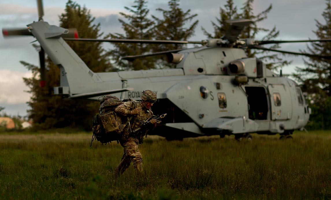 Britiske soldater fra Royal Marines er landet i Oksbøl, hvor de træner sammen med blandt andet hollandske landgangsstyrker. Formålet med øvelsen Baltic Protector er at lade marinesoldater fra flere lande træne sammen, så styrken effektivt kan indsættes, hvis der bliver behov for det.