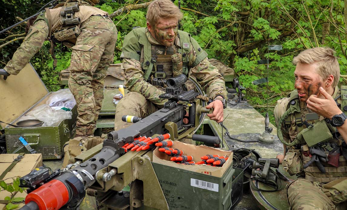 I flot britisk forårsvejr kæmper vores soldater fra 1. Brigade side om side med både britere, lettere og litauere. Joint Warrior er forårets største øvelse og foregår på de grønne bakker omkring Salisbury i Sydengland. Øvelsen skal styrke sammenholdet mellem landene i forsvarssamarbejdet, Joint Expeditionary Force, JEF.