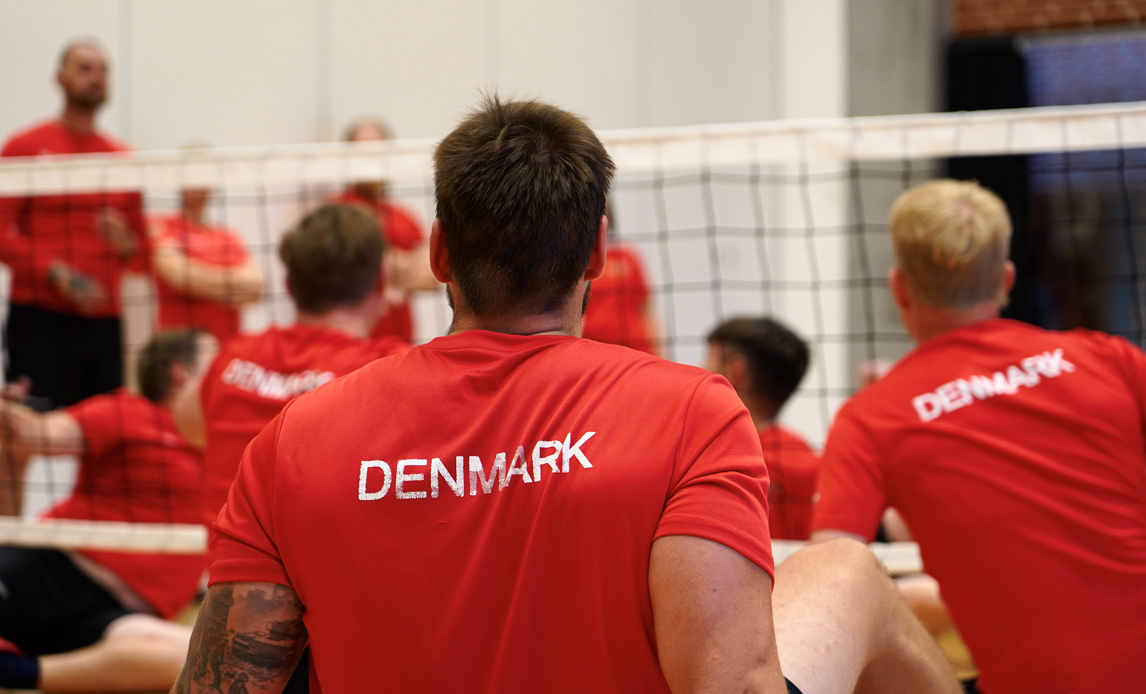 Veteraner, som skal deltage i Invictus Games, træner siddende volley.