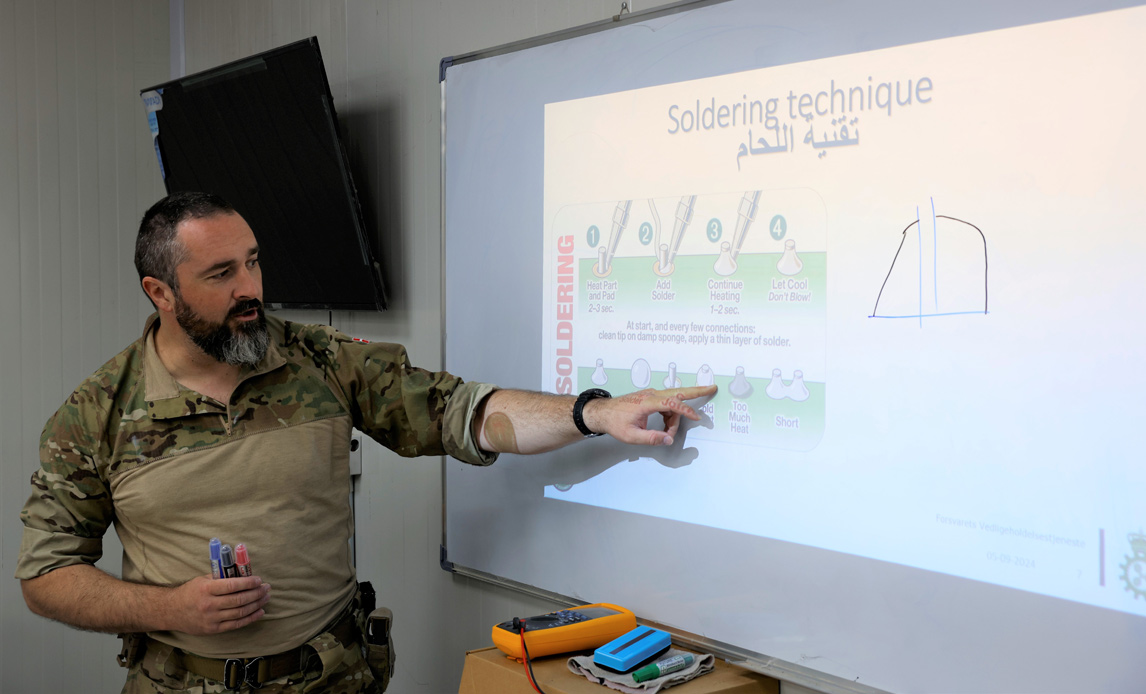 Tre danske instruktører har gennemført undervisning i at vedligeholde og reparere radioudstyr på en militær kommunikationsskole i Irak.