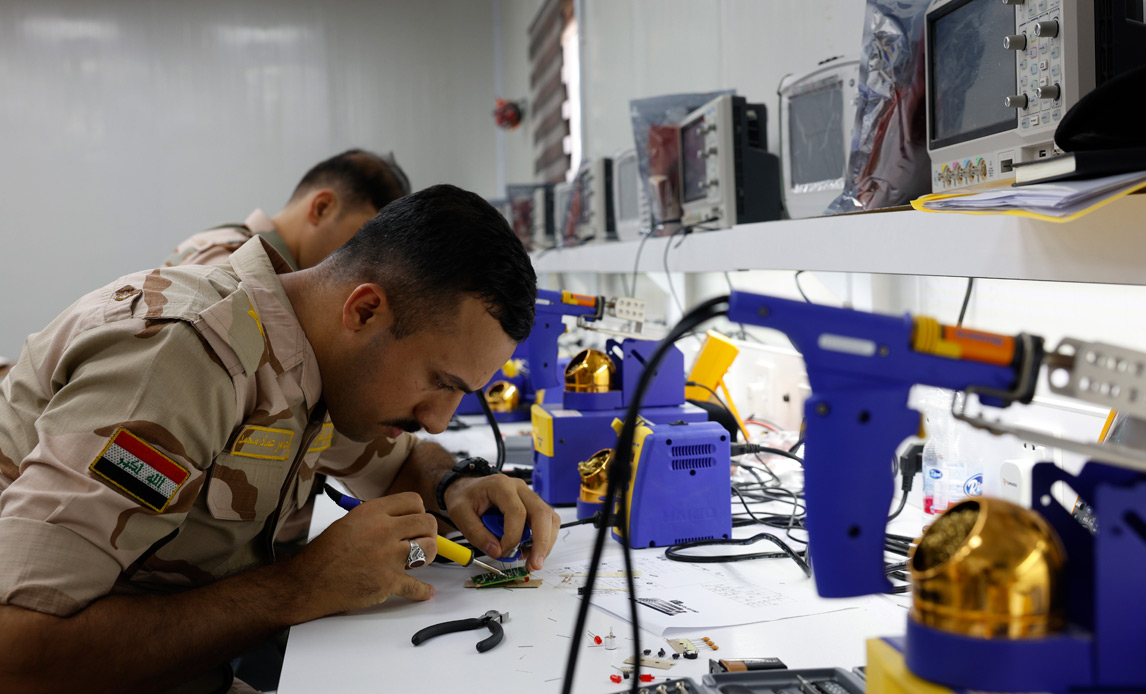 Tre danske instruktører har gennemført undervisning i at vedligeholde og reparere radioudstyr på en militær kommunikationsskole i Irak.