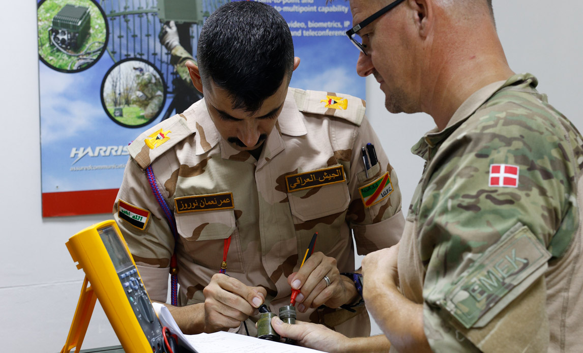 Tre danske instruktører har gennemført undervisning i at vedligeholde og reparere radioudstyr på en militær kommunikationsskole i Irak.